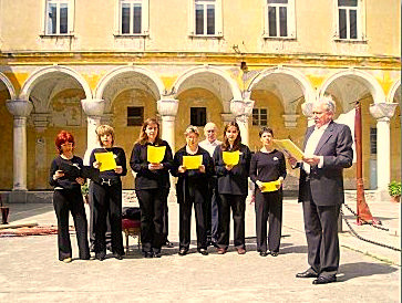 Liceo Colombo 20 maggio 2006 – Coro Nugae, M° Giovanni Parodi intona il canto gregoriano della Salve Regina-004