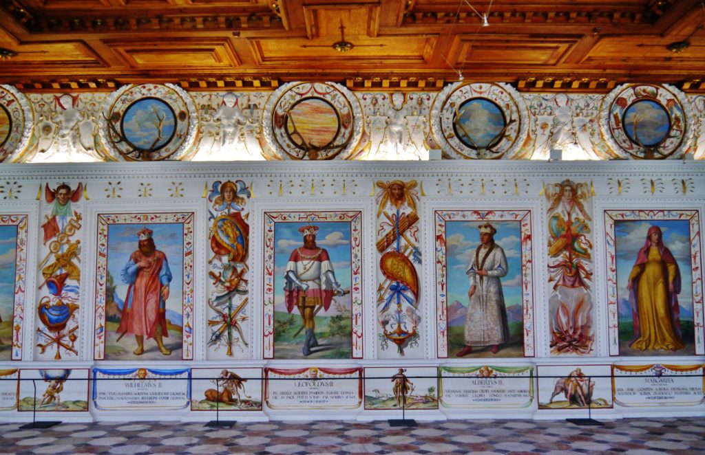 AMBRAS-Innsbruck_Schloss_Ambras_Hochschloss_Innen_Spanischer_Saal_10-1024x662  