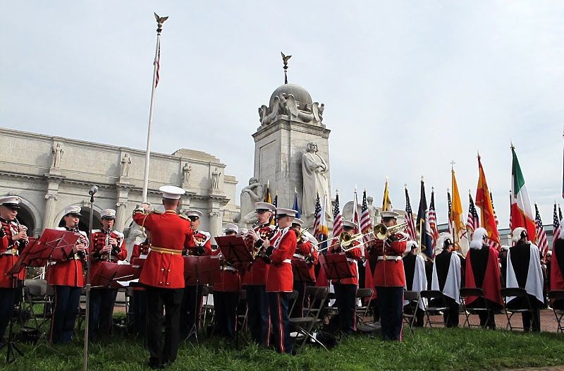 COLOMBO-MONUMENTO-WASHINGTON-La-U.S.-Marine-Band-fondata-nel-1798-suona-musiche-patriottiche-durante-il-Columbus-Day.  