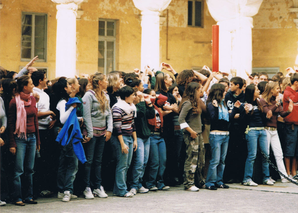 Liceo-Cristoforo-Colombo-di-Genova-20-maggio-2006-500°-anniversario-della-morte-di-Cristoforo-Colombo-a-Valladolid-il-20-maggio-1506-Cerimonia-commemorativa-nel-piazzale-del-Liceo.-1024x734  