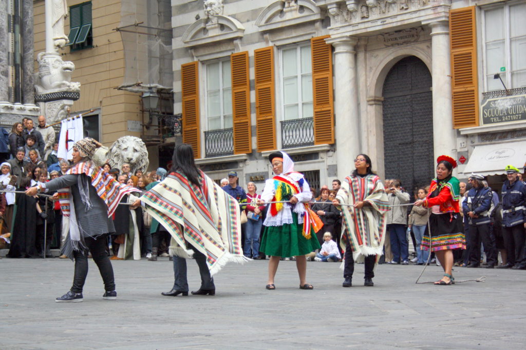 10-ottobre-2010-le-fanciulle-latinoamericane-si-cimentano-nel-tiro-alla-fune-1024x683  