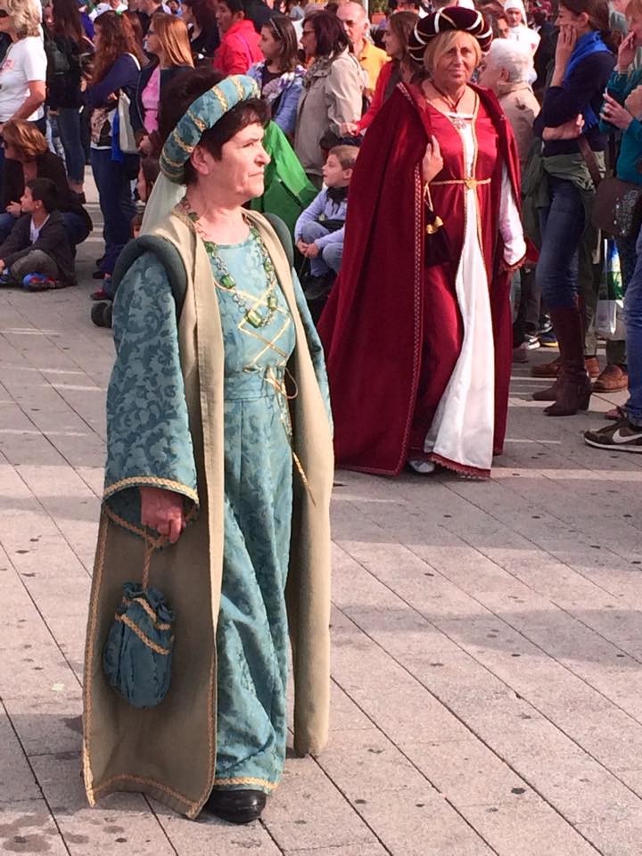 CHIOSTRI-2015-NAHEL-Porto-Antico-donne-in-costume-medievale-di-quale-gruppo-non-so  