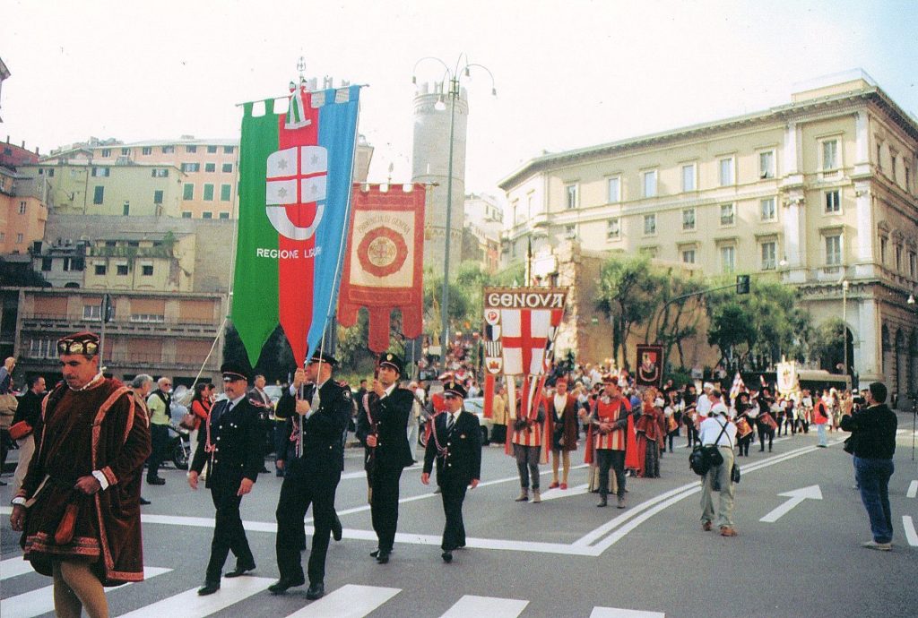 Chiostri-2009-Gonfaloni-Casa-Colombo-1024x690  