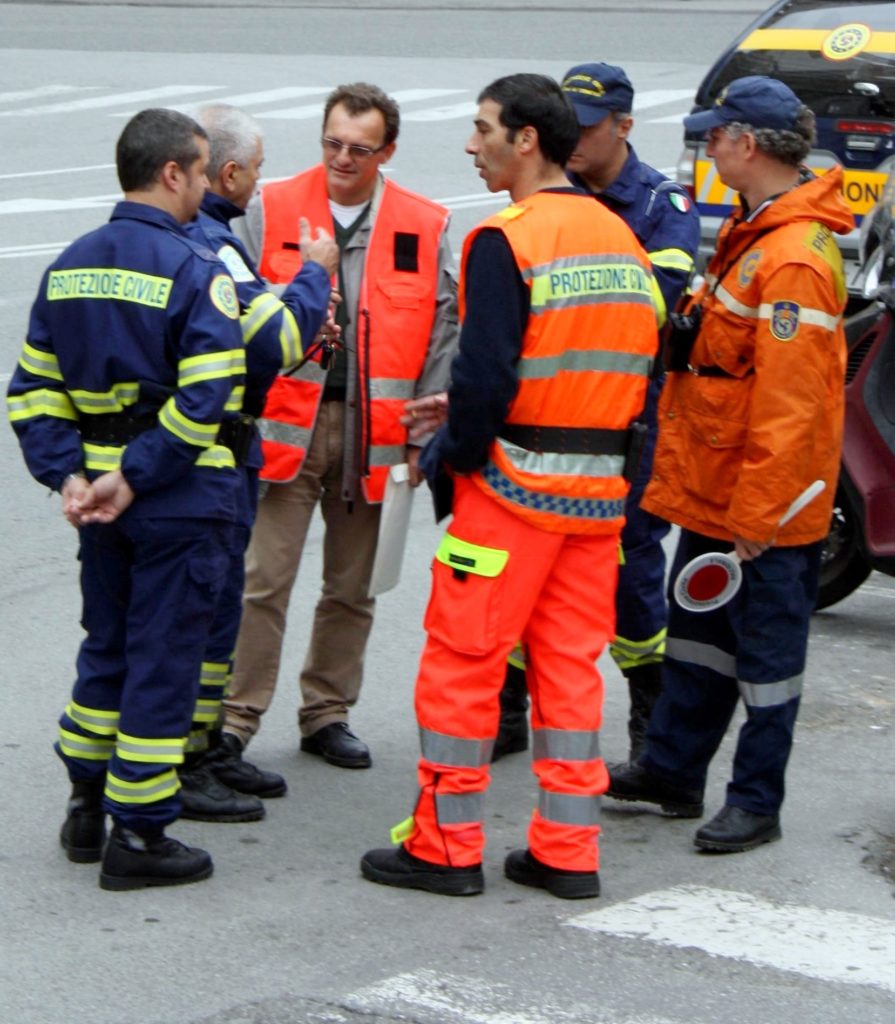 Chiostri-2010-Carmelo-Murdica-Manuele-Russo-e-la-squadra-della-Protezione-Civile.-Preparativi-per-il-corteo.-895x1024  