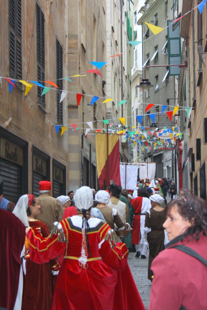 Chiostri-2010-Corteo-Storico-2010-Nei-vicoli-di-Genova-si-torna-a-respirare-aria-medievale...-683x1024  