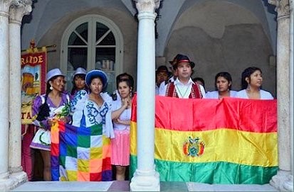Chiostri-2011-boliviani-al-chiostro-dei-Canonici-alle-spalle-Le-Braide 