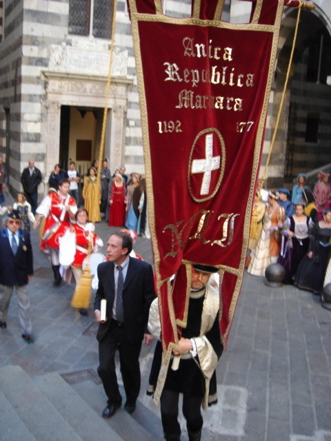 CHIOSTRI-2005-Treresio-Ricchebuono-con-il-gonfalone-di-Noli-accompagnato-dal-vice-sindaco 