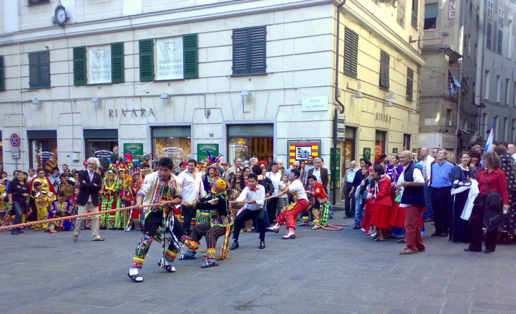 CHIOSTRI-2007-squadra-peruviana-prima-della-vittoria-nel-tiro-alla-fune-DOC-1024x623  