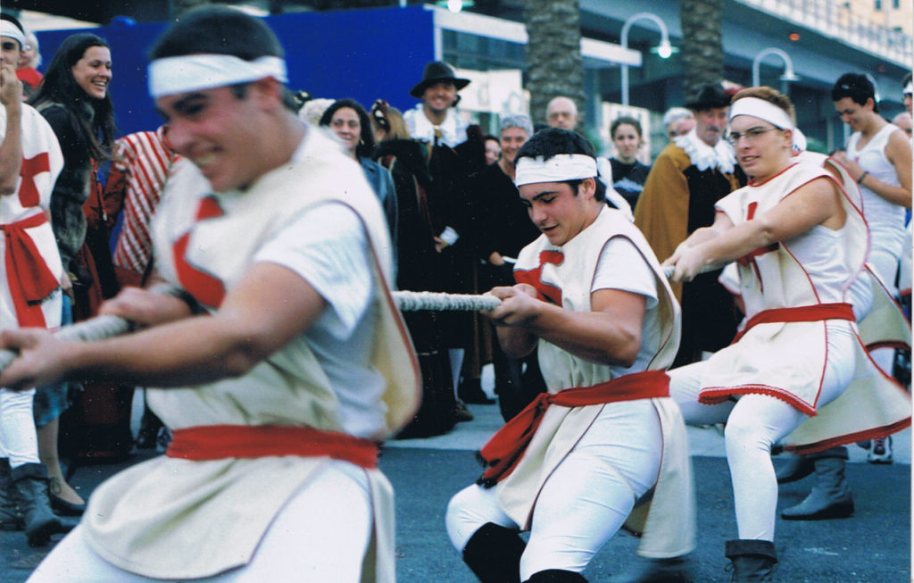 Chiostri-2005-tiro-alla-fune-in-Darsena-studenti-del-Nautico-allo-spasmo...-1024x653  