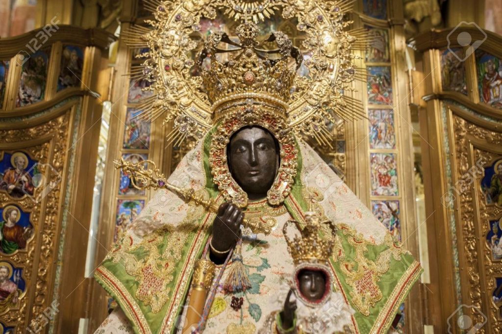 Madonna-di-Guadalupe-statua-di-cedro-polycromed-Closeup-Monastero-di-Santa-Maria-de-Guadalupe-Cacere-Archivio-Fotografico-1024x682  