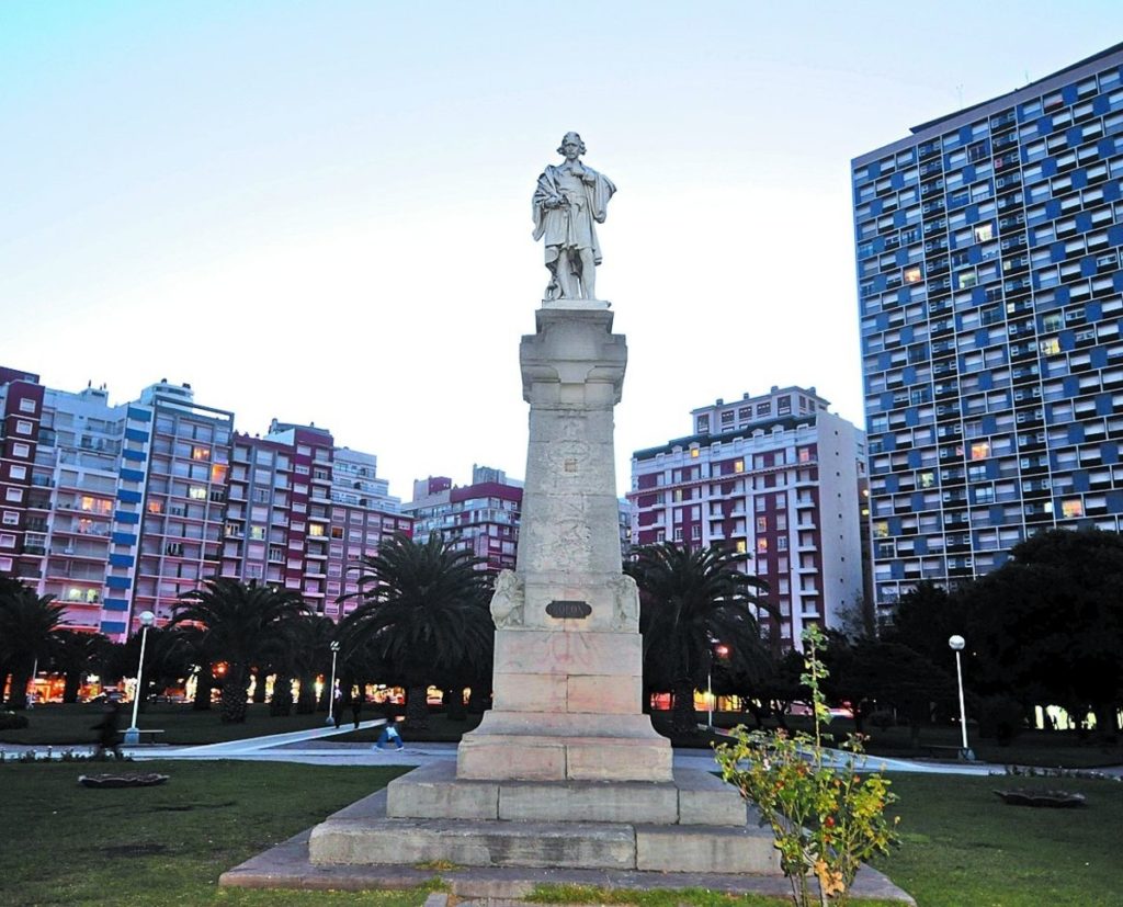 Argentina-placa-Colon-statua-vecchia-1024x827  