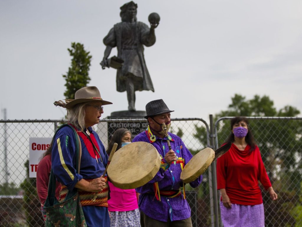 Indiana-pseudo-indiani-danza-di-protesta-1024x768  