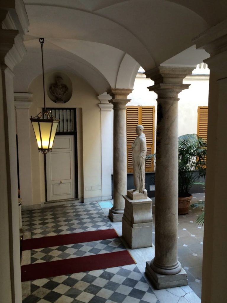 PALAZZO-CYBO-ripulito-DOC-atrio-cortile-Palazzo-Bartolomeo-Invrea-poi-Palazzo-Cardinale-Cybo-Via-del-Campo-10-Genova-768x1024  