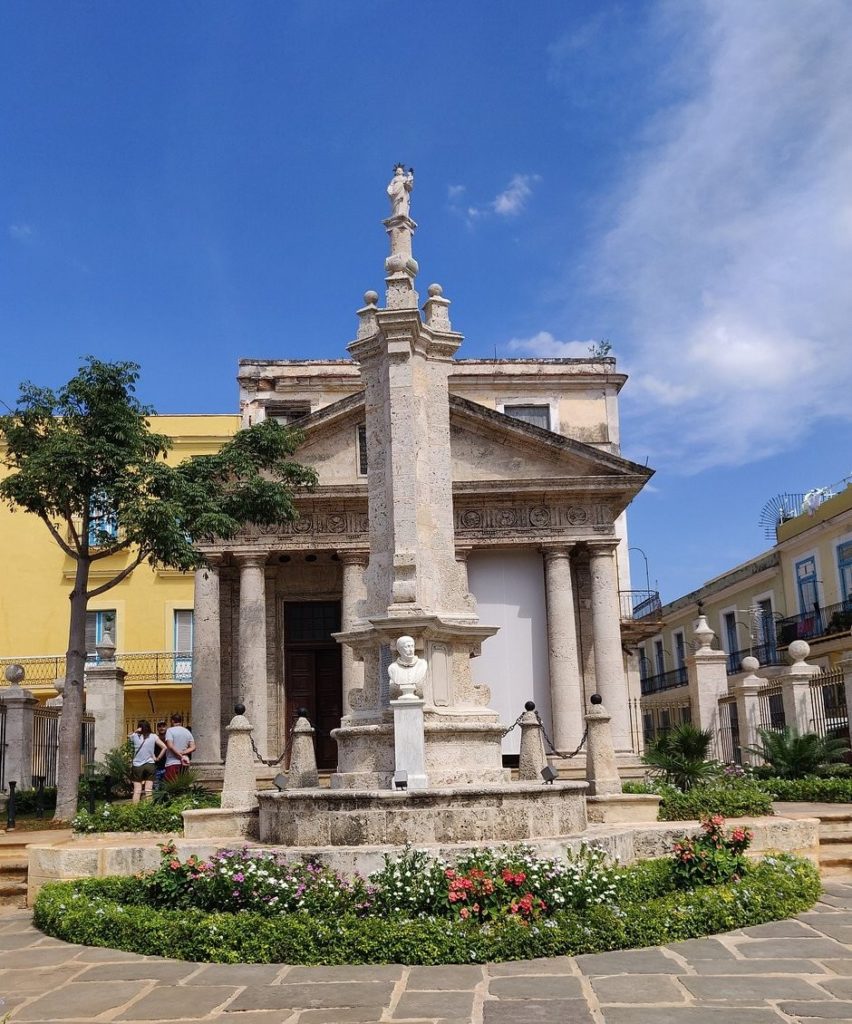 TEMPLETE-giardino-e-busto-CC-852x1024  