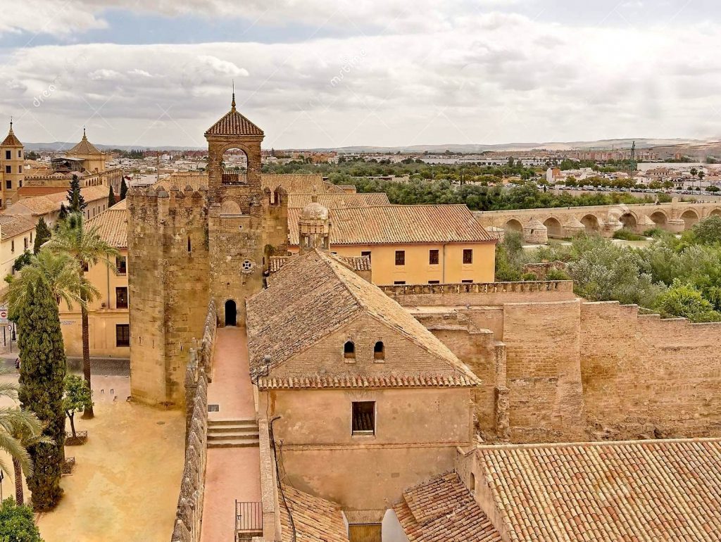 ALCAZAR-torre-del-homenaje-della-la-e-delle-pareti-alcazar-de-cordova-homenaj-medievale-lungo-le-dell-los-reyes-cristianos-andalusia--1024x770  