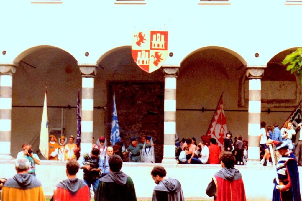 CHIOSTRI-1992-IL-CORTEO-ARRIVA-1024x682  