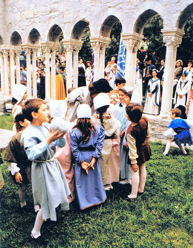 Chiostri-1992-Bambini-della-scuola-Adelaide-Mazzini-di-San-Teodoro-in-giochi-depoca-colombiana-al-chiostro-di-SantAndrea-795x1024 