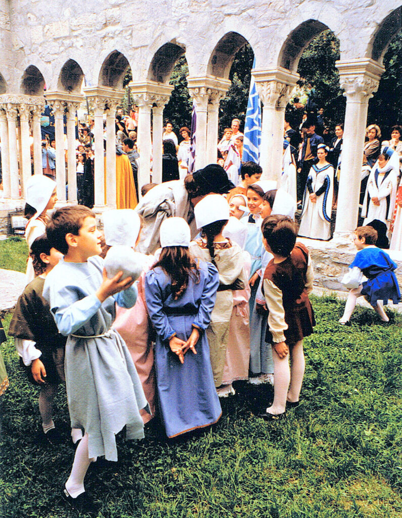 Chiostri-1992-Bambini-della-scuola-Adelaide-Mazzini-di-San-Teodoro-in-giochi-depoca-colombiana-al-chiostro-di-SantAndrea-795x1024  