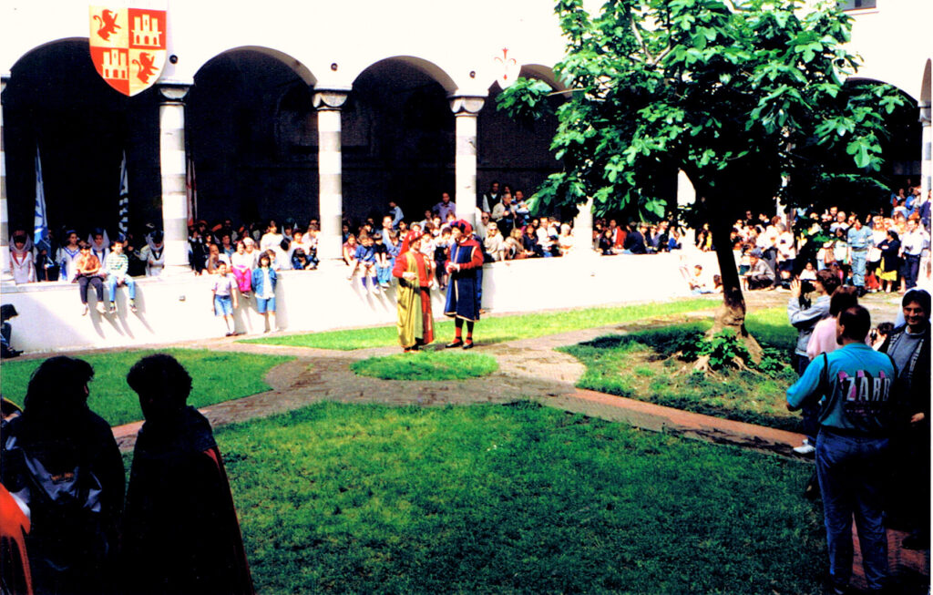 Chiostri-1992-Gruppo-teatrale-ENDAS-recita-Il-finanziamento-1024x653  
